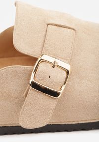 Born2be - Beżowe Klapki z Ozdobnym Paskiem i Klamrą Calevelis. Nosek buta: okrągły. Kolor: beżowy. Materiał: jeans. Obcas: na obcasie. Styl: elegancki, klasyczny. Wysokość obcasa: średni #5