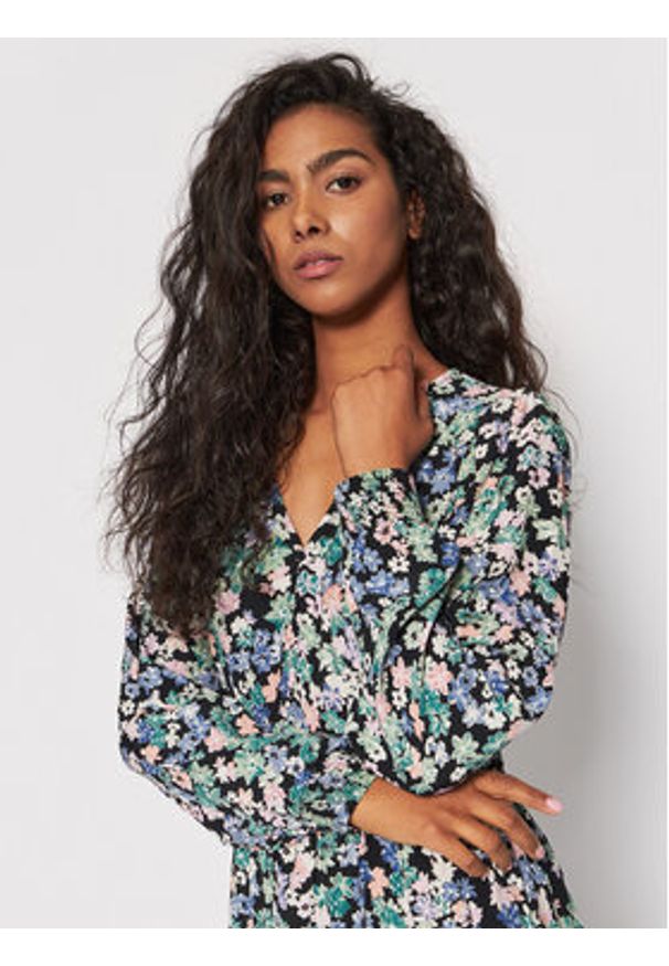 Pieces Sukienka codzienna Fallu 17126630 Kolorowy Regular Fit. Okazja: na co dzień. Materiał: wiskoza. Wzór: kolorowy. Typ sukienki: proste. Styl: casual