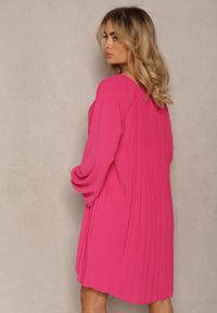 Renee - Fuksjowa Rozkloszowana Sukienka Ozdobiona Plisowaniem i Bufiastymi Rękawami Ksarina. Kolor: różowy. Wzór: aplikacja. Typ sukienki: rozkloszowane. Styl: elegancki #4