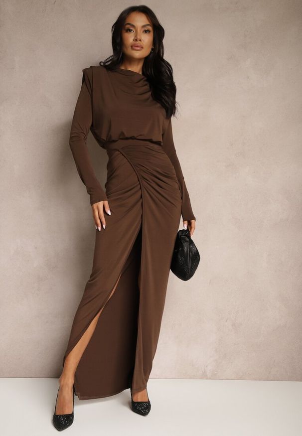 Renee - Brązowa Dopasowana Sukienka Koktajlowa Ozdobiona Marszczeniem Besini. Okazja: na studniówkę. Kolor: brązowy. Wzór: aplikacja. Styl: wizytowy