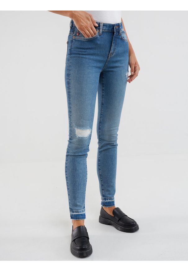 Big-Star - Spodnie jeans damskie z przetarciami Adela 483. Kolor: niebieski. Styl: street, klasyczny