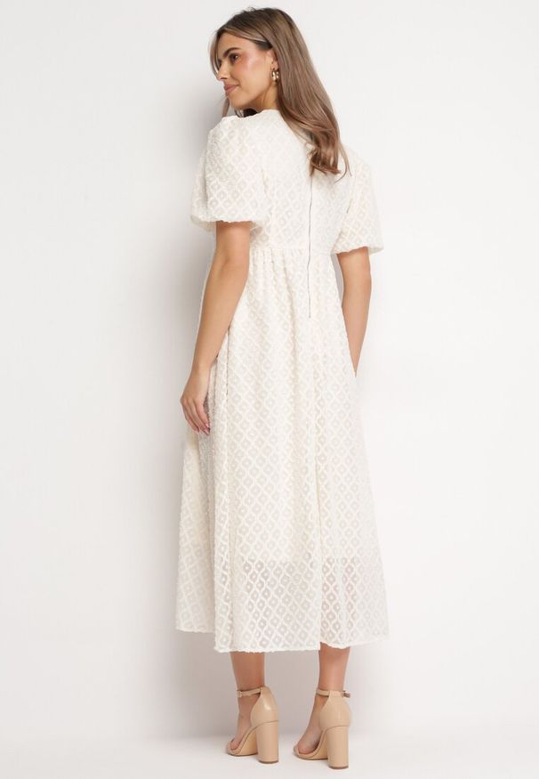 Born2be - Beżowa Haftowana Sukienka Taliowana Maxi Indiria. Kolor: beżowy. Materiał: materiał, tkanina. Długość rękawa: krótki rękaw. Wzór: haft. Długość: maxi