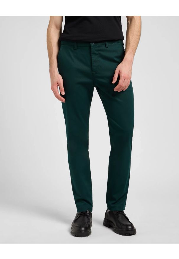 Lee - MESKIE SPODNIE LEE SLIM CHINO JADE FOREST 112370610