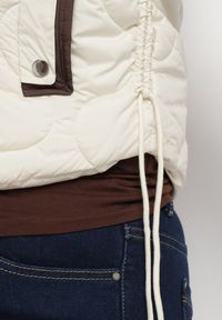 Born2be - Jasnobeżowa Kurtka Krótka z Pikowaniem i Odpinanym Kapturem Taraes. Okazja: na co dzień. Kolekcja: plus size. Kolor: beżowy. Materiał: jeans. Długość: krótkie. Styl: casual, elegancki #3