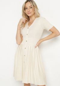 Born2be - Jasnobeżowa Sukienka z Wiskozy o Rozkloszowanym Kroju z Plisami i Guzikami Alusena. Okazja: na co dzień. Kolor: beżowy. Materiał: wiskoza. Typ sukienki: rozkloszowane. Styl: elegancki, casual #5