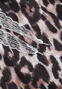 Renee - Panterkowe Spodnie High Waist Wide Leg z Koronkowym Wiązaniem w Talii Leanta. Stan: podwyższony. Kolekcja: plus size. Materiał: koronka. Długość: krótkie #5