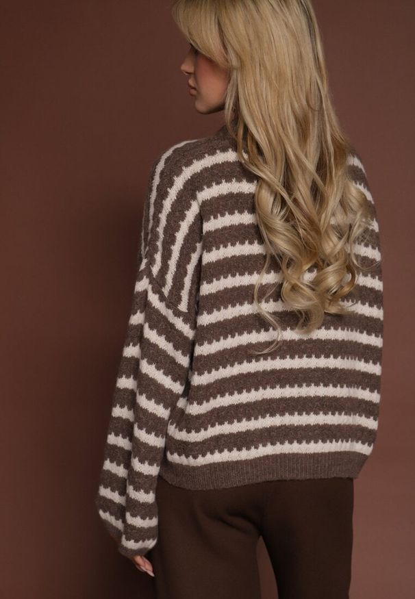 Renee - Brązowy Oversizowy Sweter w Paski z Dzianiny z Wełną i Wiskozą Aventole. Okazja: na co dzień. Kolor: brązowy. Materiał: wełna, wiskoza, dzianina. Wzór: paski. Styl: klasyczny, casual, elegancki