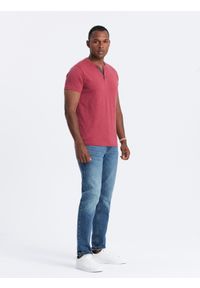 Ombre Clothing - T-shirt męski z okrągłym rozpinanym dekoltem henley – czerwony V1. Okazja: na co dzień. Typ kołnierza: typu henley. Kolor: czerwony. Materiał: poliester, bawełna. Styl: casual #5