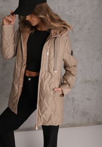 Renee - Brązowa Długa Kurtka Parka Pikowana z Kapturem Ozdobiona Aplikacją Rossea. Okazja: na co dzień. Typ kołnierza: kaptur. Kolor: brązowy. Materiał: poliester, jeans. Długość: długie. Wzór: aplikacja. Styl: casual, street #1