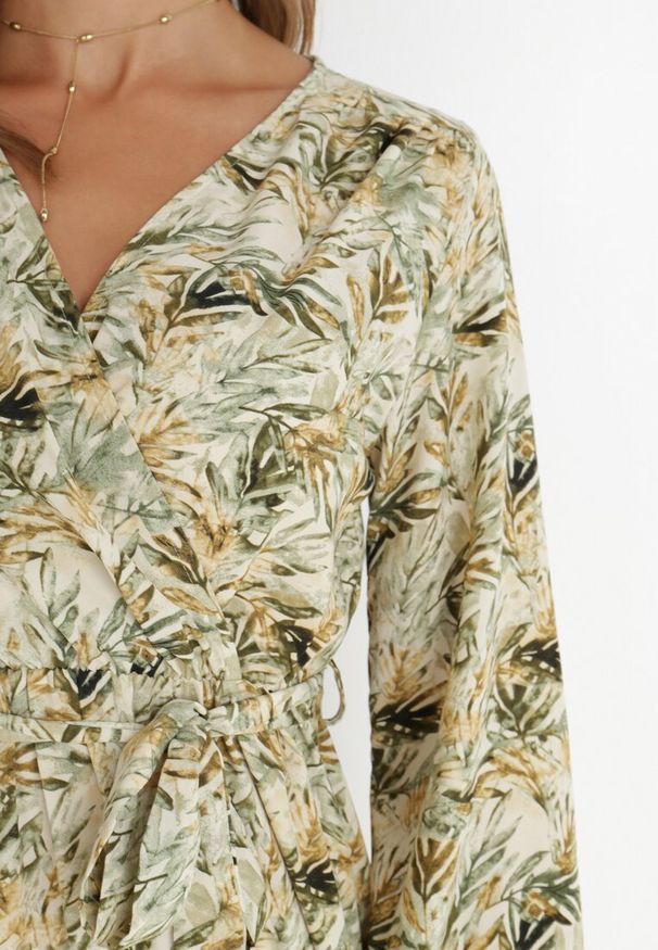 Born2be - Zielona Sukienka Kopertowa Maxi Jiss. Okazja: na randkę. Kolor: zielony. Materiał: tkanina, materiał. Długość rękawa: długi rękaw. Wzór: aplikacja. Typ sukienki: kopertowe. Styl: retro, boho. Długość: maxi