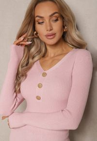 Renee - Jasnoróżowy Prążkowany Sweter z Bawełną i Guzikami Mirisia. Kolor: różowy. Materiał: bawełna, prążkowany. Sezon: zima