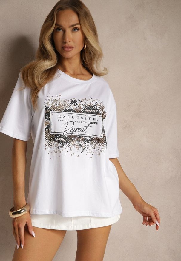 Renee - Biały T-shirt z Bawełny Zdobiony Nadrukiem z Cyrkoniami Idelunea. Okazja: na co dzień, na imprezę. Kolor: biały. Materiał: bawełna. Wzór: aplikacja, nadruk. Styl: klasyczny, casual, elegancki