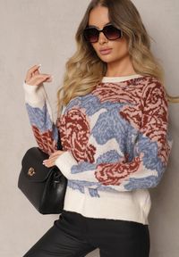 Renee - Jasnobeżowy Pudełkowy Sweter w Rustykalnym Stylu z Metaliczną Nicią i Abstrakcyjnym Wzorem Savelie. Okazja: do pracy. Kolor: beżowy. Materiał: jeans. Długość rękawa: długi rękaw. Długość: długie. Styl: klasyczny, elegancki