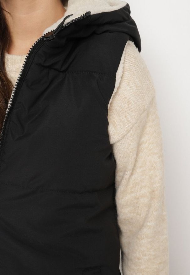 Born2be - Czarna Pikowana Kamizelka Dwustronna z Futerkiem Typu Baranek i Kapturem Lertiala. Okazja: na co dzień. Kolor: czarny. Materiał: futro. Wzór: aplikacja. Styl: elegancki, casual, klasyczny