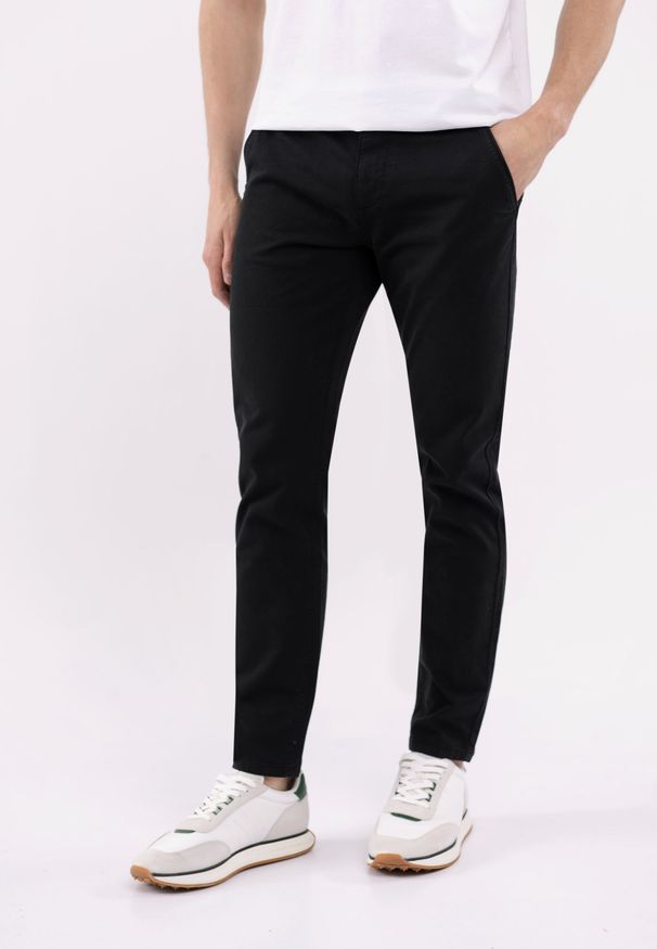 Volcano - Czarne spodnie chinosy R-PARKS. Kolekcja: plus size. Kolor: czarny. Materiał: materiał, tkanina, nubuk. Wzór: aplikacja, ze splotem. Styl: klasyczny