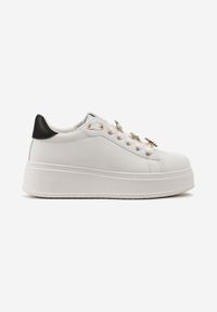 Renee - Biało-Czarne Sportowe Sneakersy ze Sznurowaniami Ozdobione Przypinkami z Cyrkonii Marilisa. Kolor: biały. Wzór: aplikacja #2