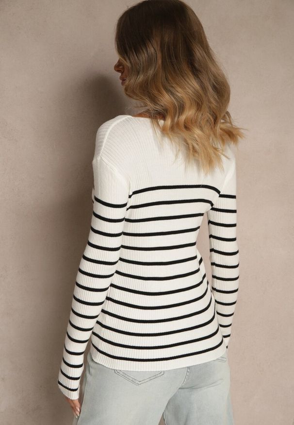 Renee - Biała Bluzka z Bawełną z Motywem Pasków i Guzikami Serisse. Okazja: do pracy, na co dzień, na spotkanie biznesowe. Kolor: biały. Materiał: bawełna. Wzór: paski. Styl: casual, biznesowy