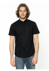 Lee - LEE SS BUTTON DOWN MĘSKA KOSZULA KRÓTKI RĘKAW BLACK L886OA01. Typ kołnierza: button down. Długość rękawa: krótki rękaw. Długość: krótkie