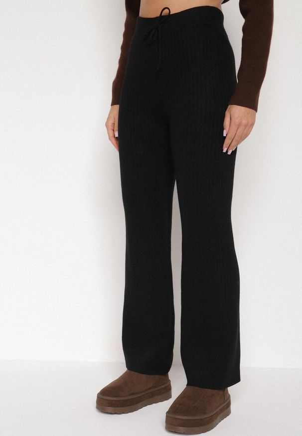 Born2be - Czarne Prążkowane Spodnie z Wełną o Szerokim Kroju z Wysokim Stanem Reinnia. Okazja: na co dzień. Stan: podwyższony. Kolor: czarny. Materiał: wełna, prążkowany. Styl: casual