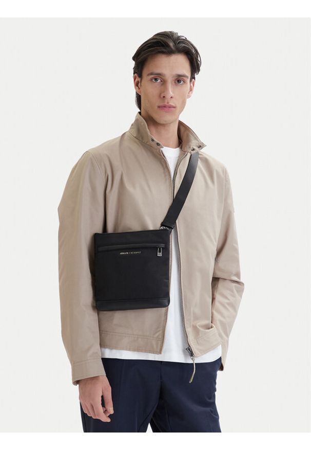 Armani Exchange Saszetka XM002651 AF22656 MC105 Czarny. Kolor: czarny. Materiał: materiał