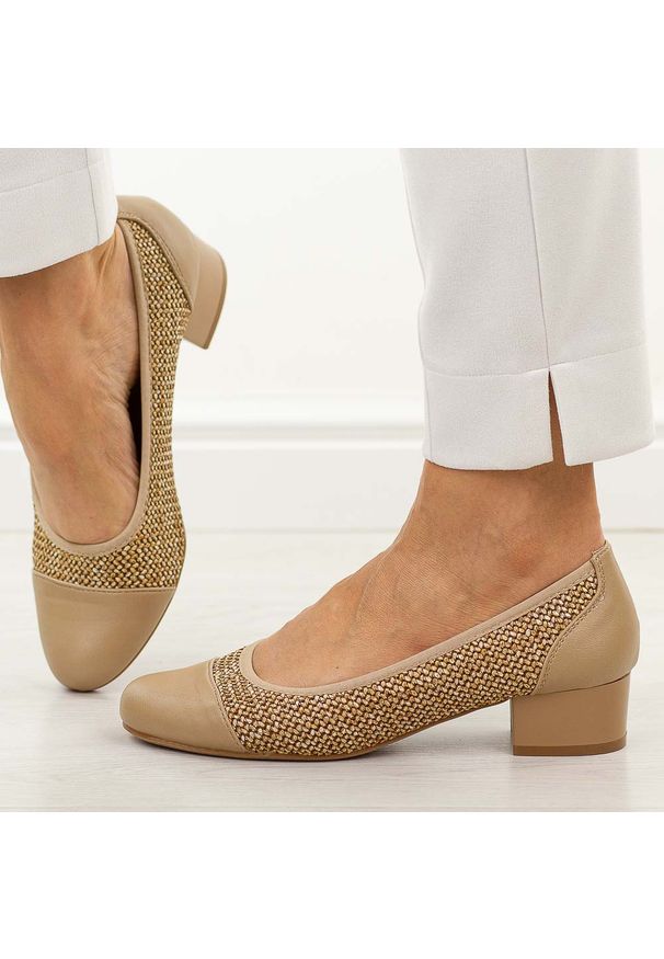Czółenka copper damskie na obcasie M.Daszyński Sa200-16. Okazja: na co dzień, na spotkanie biznesowe. Kolor: beżowy. Materiał: skóra. Szerokość cholewki: normalna. Sezon: wiosna, jesień, lato. Obcas: na obcasie. Styl: biznesowy, elegancki, casual, klasyczny, wizytowy. Wysokość obcasa: niski
