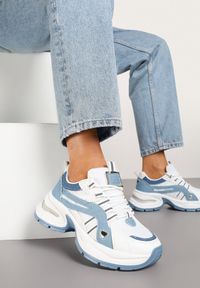 Renee - Niebiesko-Białe Sneakersy na Platformie z Geometrycznym Motywem Nyramia. Okazja: na co dzień. Kolor: niebieski. Materiał: jeans. Wzór: geometria. Obcas: na platformie #5