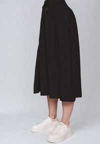 Born2be - Czarna Rozkloszowana Spódnica z Gumką w Pasie i Ściągaczem Xegelia. Okazja: na co dzień. Kolor: czarny. Styl: elegancki, casual