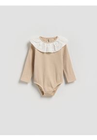 Reserved - Body z kołnierzykiem - beżowy. Kolor: beżowy. Materiał: dzianina, bawełna #1
