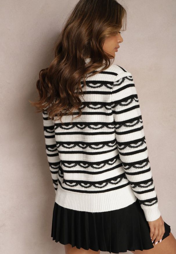 Renee - Biały Kardigan w Paski z Wiskozy Ozdobiony Cyrkoniami i Guzikami Kleviona. Kolor: biały. Materiał: wiskoza. Długość: krótkie. Wzór: aplikacja, paski. Styl: elegancki