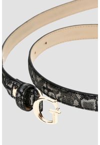 Guess - GUESS Czarny damski pasek z printem węża Adj Belt H30. Kolor: czarny. Wzór: nadruk #5