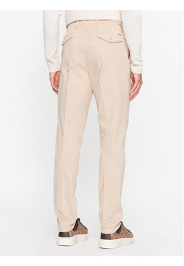 Guess Spodnie materiałowe Noah M3BB27 WFPMA Beżowy Slim Fit. Kolor: beżowy. Materiał: bawełna