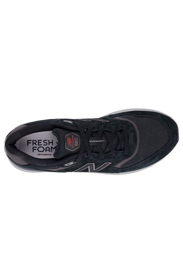 Buty męskie New Balance MW880BB7 – czarne. Okazja: na co dzień, na spacer. Kolor: czarny. Materiał: zamsz, guma. Szerokość cholewki: normalna. Sport: fitness, turystyka piesza