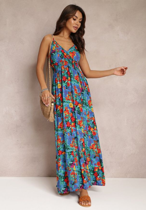 Renee - Niebieska Rozkloszowana Sukienka z Wiskozy w Kwiaty Eurena. Kolor: niebieski. Materiał: wiskoza. Długość rękawa: na ramiączkach. Wzór: kwiaty. Typ sukienki: kopertowe