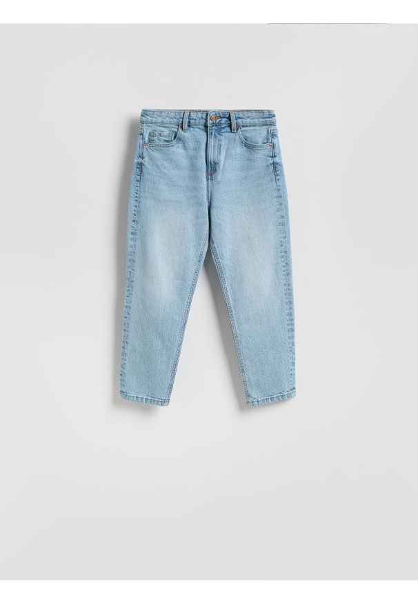Reserved - Jeansy mom fit z krótszą nogawką - niebieski. Kolor: niebieski. Długość: krótkie