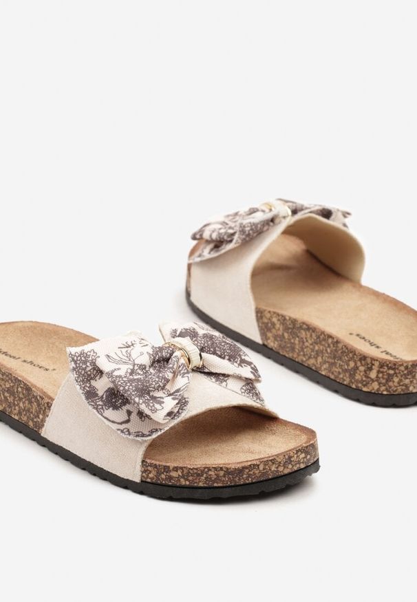 Born2be - Ciemnobeżowe Klapki na Grubej Podeszwie Imitującej Korek z Kokardą Amovellae. Okazja: na co dzień. Kolor: beżowy. Materiał: jeans. Sezon: lato. Styl: boho, casual