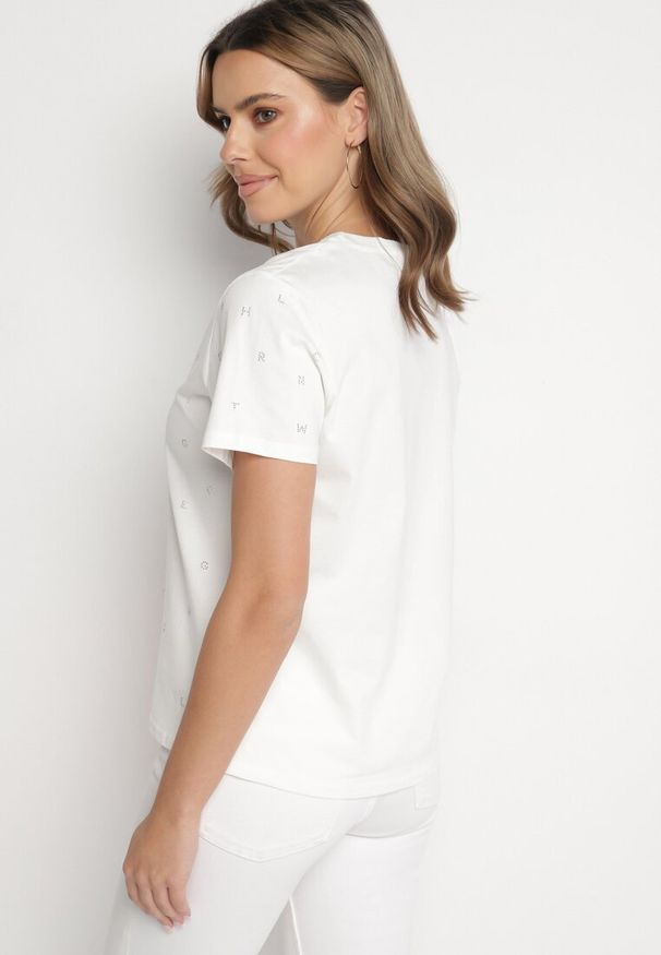 Born2be - Biały T-shirt z Bawełny z Cyrkoniami i Napisem Nalanielle. Okazja: na co dzień. Kolor: biały. Materiał: bawełna. Wzór: napisy. Styl: sportowy, klasyczny, elegancki, casual