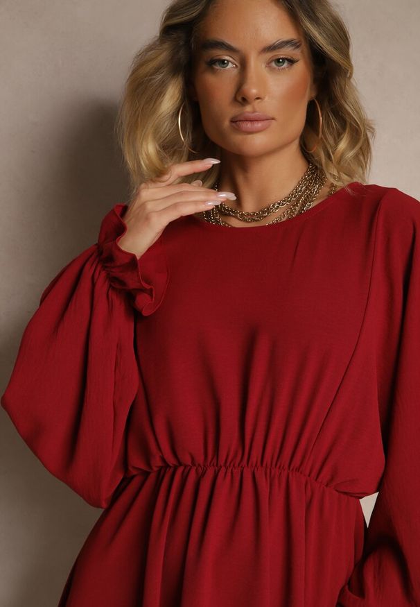 Renee - Bordowa Rozkloszowana Sukienka z Gumką w Talii i przy Mankietach Tesunela. Okazja: na co dzień. Kolor: czerwony. Styl: elegancki, casual