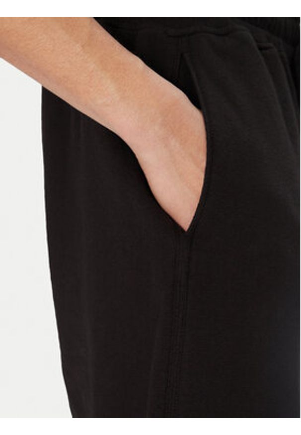 C.P. Company Szorty sportowe 18CMSB268A110337O Czarny Relaxed Fit. Kolor: czarny. Materiał: bawełna. Styl: sportowy