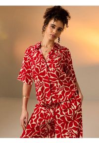 Sinsay - Wiskozowa koszula regular fit z krótkim rękawem - czerwony. Kolor: czerwony. Materiał: wiskoza. Długość rękawa: krótki rękaw. Długość: krótkie