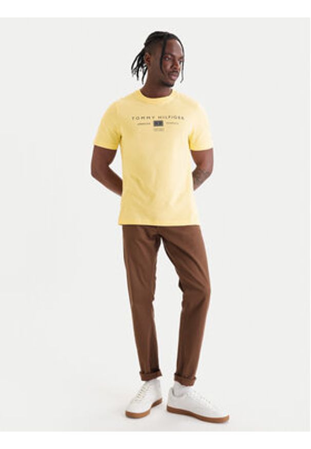 TOMMY HILFIGER - Tommy Hilfiger T-Shirt Brand Love MW0MW42365 Żółty Regular Fit. Kolor: żółty. Materiał: bawełna