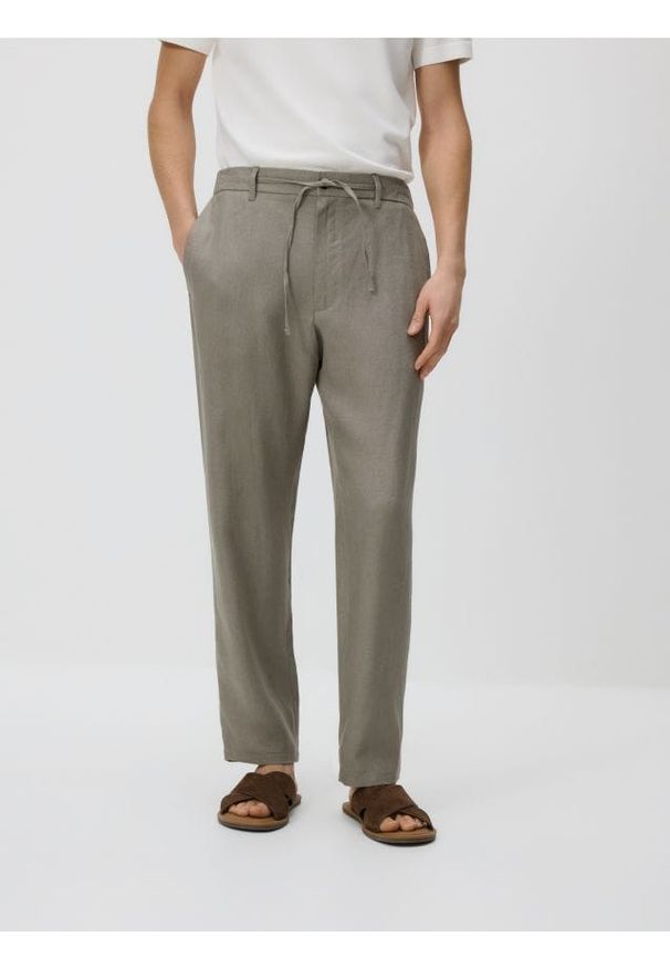 Reserved - Lniane spodnie chino straight - beżowy. Kolor: beżowy. Materiał: len