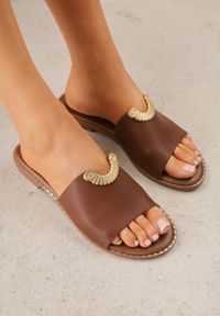 Born2be - Ciemnobrązowe Klapki VICES z Biżuteryjnym Detalem w Kształcie Łuku Himemelle. Okazja: na co dzień, do pracy. Kolor: brązowy. Materiał: jeans, len, koronka. Wzór: aplikacja. Styl: casual, klasyczny, elegancki #1