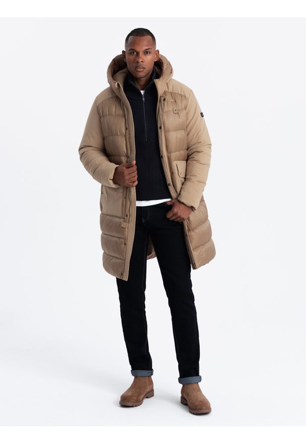 Ombre Clothing - Długa pikowana kurtka męska z dużymi kieszeniami – beżowa V2 - Rozmiar: XXL. Typ kołnierza: kaptur. Kolor: beżowy. Materiał: tkanina, poliester, materiał, syntetyk, nylon. Długość: długie. Wzór: gładki, aplikacja