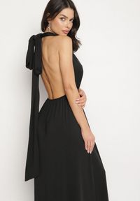 Born2be - Czarna Koktajlowa Sukienka Multiway z Wiskozą i Wiązaniem na Szyi Lilazza. Okazja: na imprezę. Typ kołnierza: dekolt w kształcie V. Kolor: czarny. Materiał: wiskoza. Typ sukienki: rozkloszowane. Styl: wizytowy #5