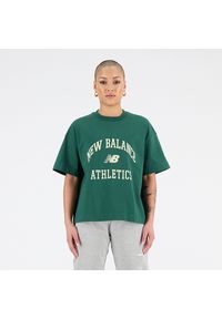 Koszulka damska New Balance WT33551NWG – zielona. Kolor: zielony. Materiał: materiał, bawełna. Długość rękawa: krótki rękaw. Długość: krótkie. Wzór: napisy #1