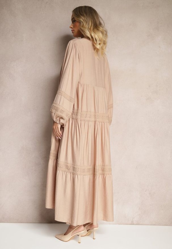 Renee - Ciemnobeżowa Wiskozowa Sukienka Ozdobiona Koronką Nelanira. Okazja: na co dzień. Kolor: beżowy. Materiał: wiskoza, koronka. Wzór: aplikacja, koronka. Typ sukienki: proste. Styl: casual, elegancki