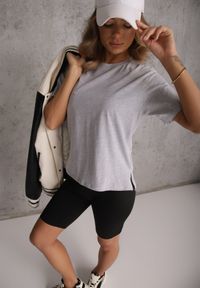 Renee - Szary Bawełniany T-shirt Ozdobiony po Bokach Rozcięciami Brinelle. Kolor: szary. Materiał: bawełna. Wzór: aplikacja. Sezon: lato. Styl: sportowy, elegancki #1