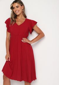 Born2be - Bordowa Sukienka Plisowana o Rozkloszowanym Fasonie i Trójkątnym Dekolcie Rissara. Okazja: na co dzień, na spotkanie biznesowe. Kolor: czerwony. Materiał: skóra, materiał. Długość rękawa: krótki rękaw. Styl: casual, elegancki, biznesowy #2