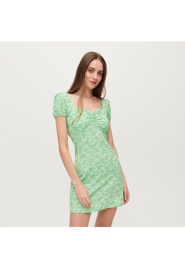 House - Wzorzysta sukienka mini z ozdobnym wiązaniem na plecach - Wielobarwny. Długość: mini