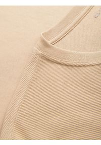 Ombre Clothing - T-shirt męski LOOSE FIT z kieszonką – beżowy V1. Okazja: na co dzień. Kolor: beżowy. Materiał: prążkowany, bawełna. Wzór: aplikacja. Styl: klasyczny, casual #5